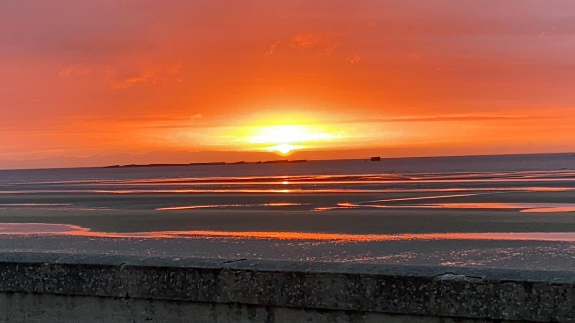 Gites "Plage" Ou "Pieds Dans L'Eau" En Front De Mer A Asnelles , 3Km D'Arromanches, 10Km De Bayeux Eksteriør billede